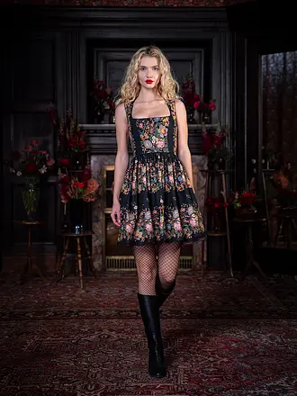 LENA HOSCHEK | Minidress ELENI
Marke: LENA HOSCHEK
Farbe: schwarz
Kategorien: Moda,Donna
Lunghezza manica: Senza maniche
Scollatura: Scollo a V,Scollo sulla schiena
Materiale: Cotone
Motivo: A fiori
Vestibilità (capispalla): Slim
Stile e occasione: Tempo libero
Stile: |